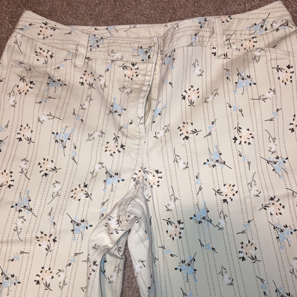 ANN TAYLOR/LOFT FLORAL PANTS. SIZE 8. WORN ONCE. ANKLE PANTS. EUC